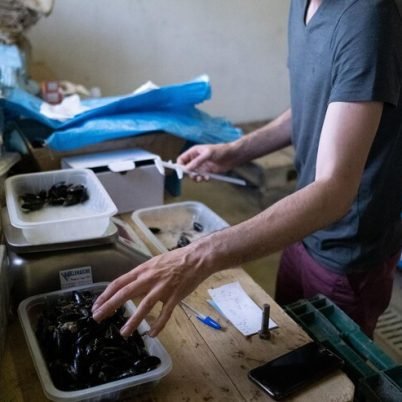midsection-man-working-table_1048944-14582438